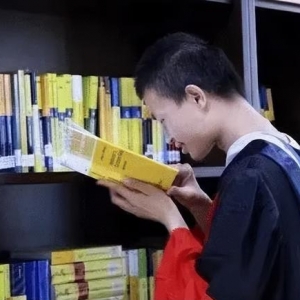韦神解决航天领域棘手问题，为了查看行程码，给自己添置智能手机 ...