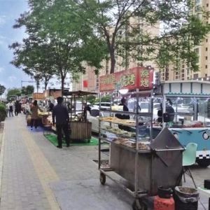 兰州新区彩虹城中心社区设置便民摊点区 230家流动商贩“安家” ...