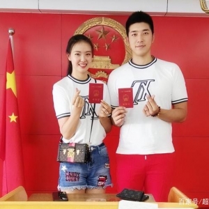 张常宁海边度假，2米08男友陪同！两人将大婚，男方富二代开豪车 ...
