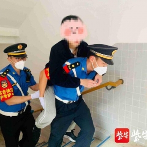 南京江北新区：考生开考前突然骨折，执法队员爱心接力背进考场 ...