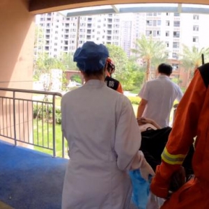 装修房墙体坍塌，一人被困阳台