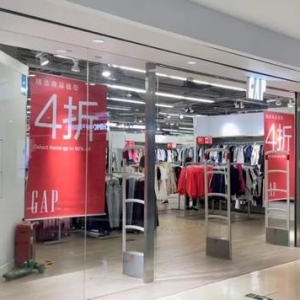 撤店清仓大甩卖！曾经的快时尚王者GAP为啥“不行了”？