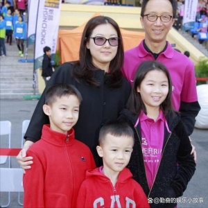 24岁的伏明霞，为什么愿意跟着50岁的梁锦松，还给他生了3孩子？ ...