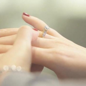 女子商场试戒指戴上就跑