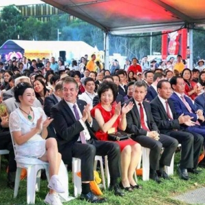 刘晓庆美到国外，穿蕾丝白裙时髦又减龄，“漫画腿”很吸睛 ...