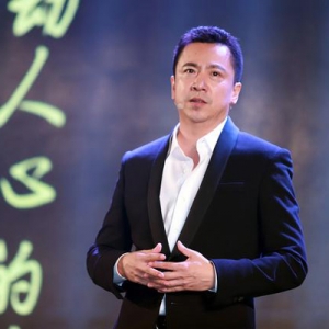 “不躺平”的华谊兄弟再交亏损半年报，影视娱乐板块收入下滑近六成 ...