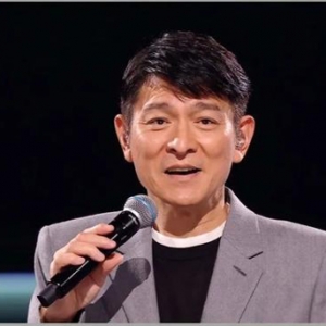 60岁刘德华抖音开演唱会，观看人次达3.5亿！知名乐评人：嗓音已很有岁月痕迹，但还是 ...