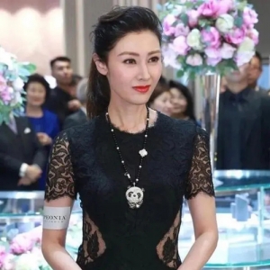 港媒太实在了，李嘉欣的图不P就放出来，真实状态一目了然！ ...