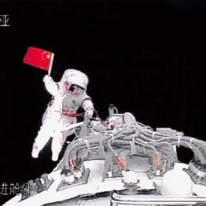 中国人首次太空漫步14周年，致敬航天英雄！