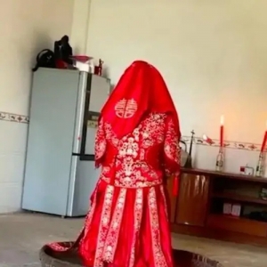 新娘被要求坐主厅5小时脚不能沾地 拍摄者：当地习俗 也可以磨磨新娘的性子 ...