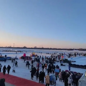 哈尔滨冰雪经济热起来：春节游客量大涨，订房价格翻了2.5倍｜新春走基层 ...
