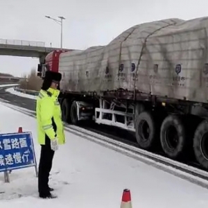 甘肃多地降雪持续 高速部分路段实施交通管制