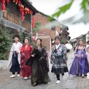 古城“潮”文化火了！创意跟拍价格达上万元