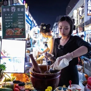 一晚营收4000多！95后空姐杭州摆摊卖奶茶，成夜市人气王