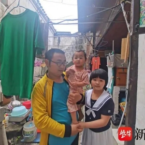 背娃送外卖爆火”的骑手把在老家的大女儿接来南京却无学可上，父女三人回蚌埠继续找学 ...