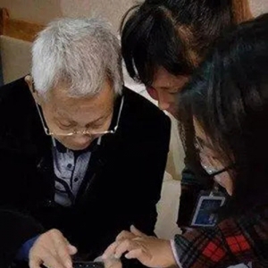 10万“网瘾老人”困扰多少家庭
