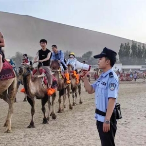 甘肃敦煌：景中有“警” 擦亮“旅游警务”金色名片