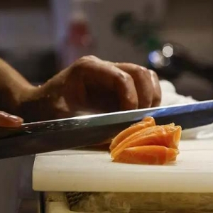 多地餐饮行业协会倡议：抵制、停用日本海鲜产品