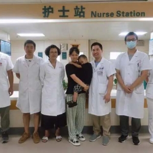 微创新突破！湘雅专家为3岁幼儿在腹腔镜下切“巨脾”