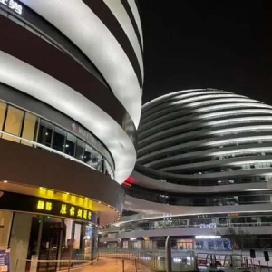 前脚收17.33亿元缴费通知，潘石屹夫妇后脚宣布辞职，SOHO中国“隐雷”不断