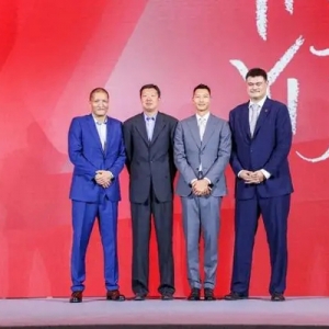 易建联正式退役！姚明的发言稿“改了又改”，还送了一件礼物