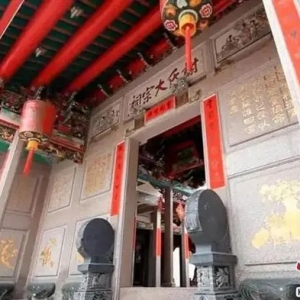 模特脚踩祠堂八仙桌拍照惹众怒，主办方致歉