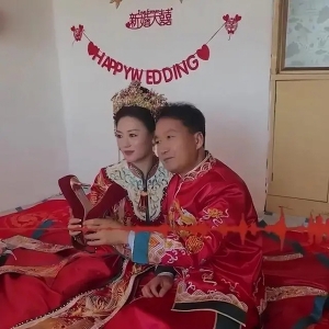 58岁头婚新郎接亲走红：不愿将就，网友：按自己意愿结婚的太少了