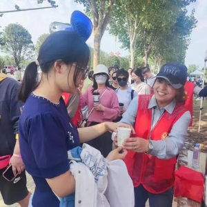 4万名笛迷狂欢的时候，志愿者们在默默劳动着，他们最大的心愿——“只要你们玩得开心”