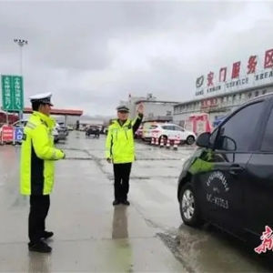 甘肃多地出现雨雪天气，节后返程须稳驾慢行