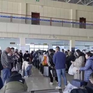 黑河早市火了！俄罗斯游客组团跨境赶集，商家双语招牌亮了！