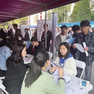 甘肃省农林类院校2024届毕业生秋季双选会举行 2万余名农林院校毕业生现场求职