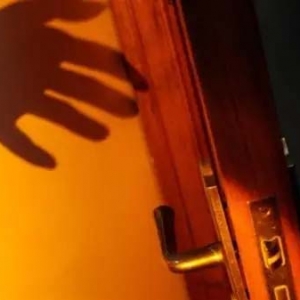 热搜第一名调查：独居女性差点被陌生男子试开密码锁，但这种锁本身就有问题