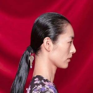 4000元奢侈品牌发带遭吐槽：灵感来自澡堂子？