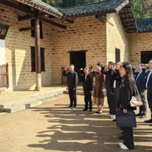 娄底市互联网行业党委开展“E路筑梦•爱心助学”公益实践活动
