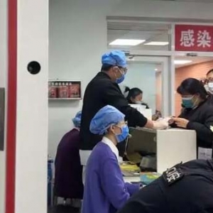有医院急诊等待超10小时 家长自备挂钩、晾衣杆输液——迎战儿童呼吸道感染高峰