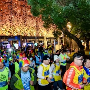 荧光夜跑闪烁滨江东岸步道，金融城点燃全民健身热情