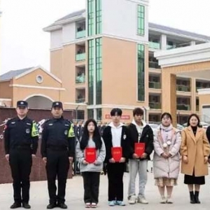 妇女欲跳河轻生，3位少年的飞奔急救温暖了寒夜