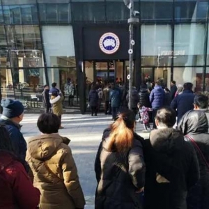 股价暴跌85%！国产羽绒服火了，加拿大鹅却凉了？网友：抵制成功