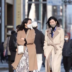 去了日本才发现：东京银座都是“大衣 裙子”穿法，洋气又保暖！