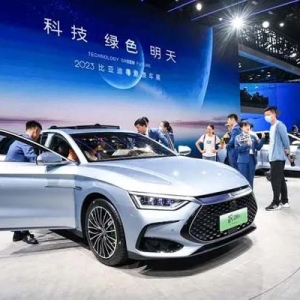 比亚迪年销量突破300万！中国新能源车发展速度领先全球