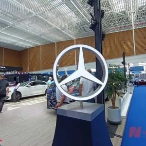 奔驰2023年在国内交付新车76.5万辆，高端豪华细分市场增长超20%，今年有15款新车