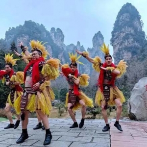 张家界太拼了！武陵源区文旅局长身披稻草跳“科目三”激情揽客