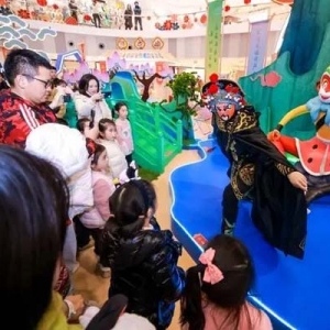 国潮IP“锁住”亲子消费，商场周客流增22%