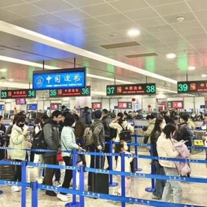 假期前3天，浦东国际机场口岸出入境人员日均8万人次