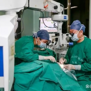 警惕！福州女子经常按摩这个部位，居然按出了白内障……