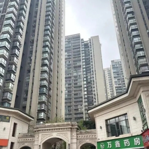 女子高楼扔子悲剧：事发前，她把孩子抱起来“亲了一下”