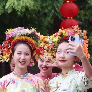 《蟳埔女文化簪花围服务规范》即将出台 让蟳埔女传统服饰重回“C位”