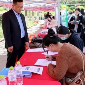 济南市市中区人社局成功举办山东医学高等专科学校专场招聘会