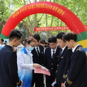 济宁市社保政策宣传走进山东理工职业学院春季招聘会