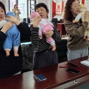 社区“孕婴课堂”开课啦！
